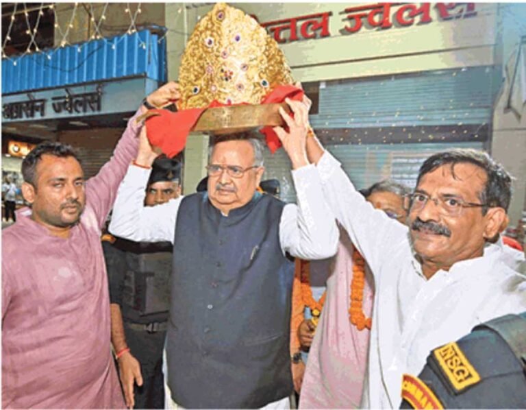 सोने के मुकुट से सजी गणपति की प्रतिमा, रायपुर में भक्तों का उमड़ा जनसैलाब