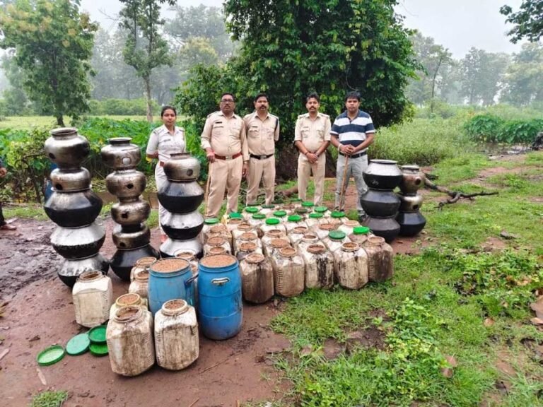 चुनाव से पहले कबीरधाम में अवैध शराब का जखीरा पकड़ा गया