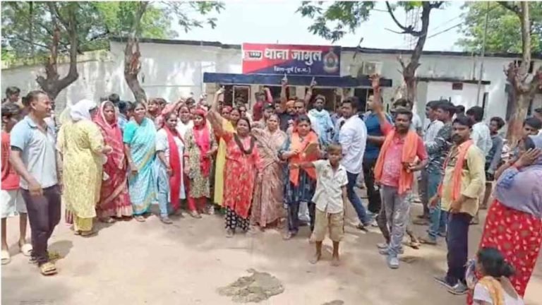 धार्मिक भावनाएं आहत: मंदिर में तोड़फोड़ के खिलाफ प्रदर्शन, पुलिस ने आरोपी दबोचा