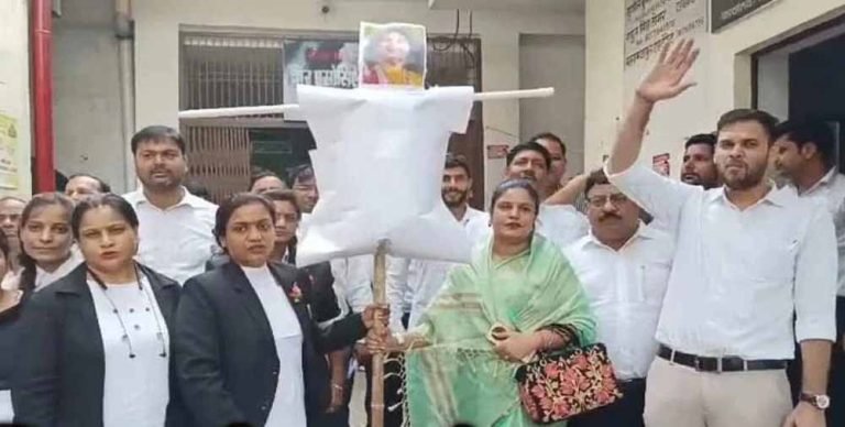 महिला अधिवक्ताओं की याचिका पर अनिरुद्धाचार्य को कोर्ट का नोटिस!