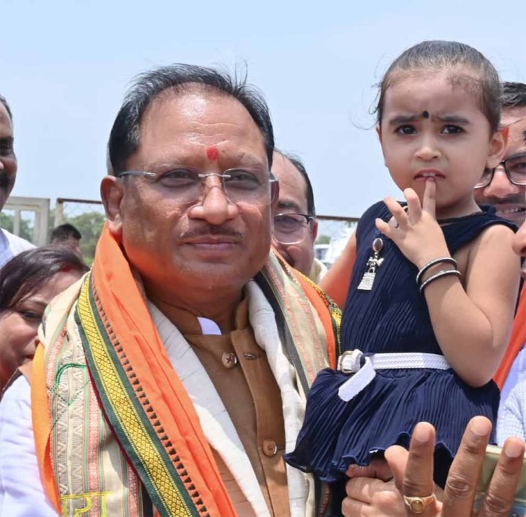 नन्ही सृष्टि को गोद में उठाकर मुख्यमंत्री विष्णु देव साय ने रच दिया अपनत्व और स्नेह का अविस्मरणीय पल