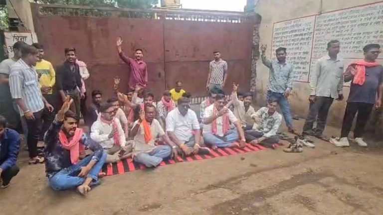 कंपनी प्रबंधन और आरोपियों की गिरफ्तारी को लेकर क्रांति सेना का थाने का घेराव