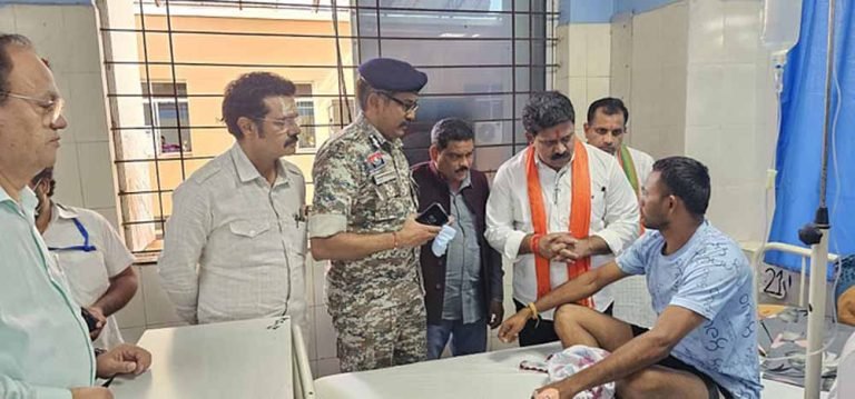 डिप्टी सीएम ने मेडिकल कॉलेज में घायलों से की मुलाकात