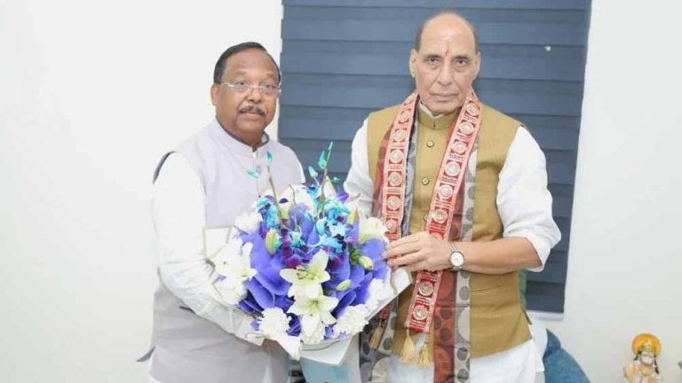 रामविचार नेताम और राजनाथ सिंह की मुलाकात, सेना के साहस को किया सलाम