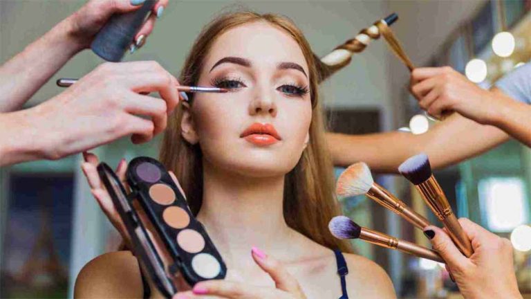 इमरजेंसी में मेकअप करने के लिए ट्राय करें ये टिप्स