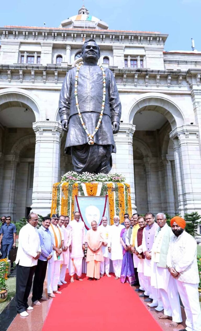 सीएम योगी ने भारत रत्न पूर्व प्रधानमंत्री स्व. अटल बिहारी वाजपेयी की पुण्यतिथि पर अर्पित की श्रद्धांजलि