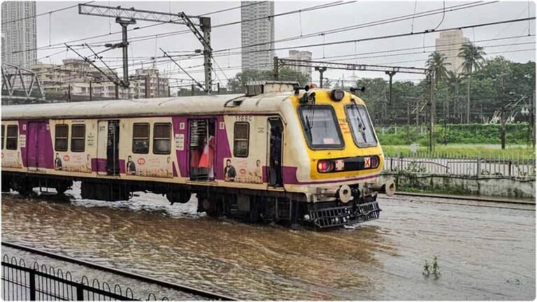 भारी बारिश से मुंबई बेहाल: जनजीवन अस्त-व्यस्त, लोकल सेवाएं देर रात दोबारा शुरू