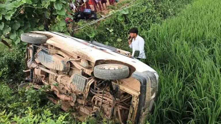 लापरवाही की इंतहा! वैन में भेड़-बकरियों की तरह भरे बच्चे, हादसे में मची चीख-पुकार