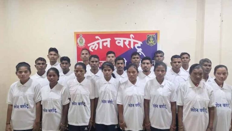 दंतेवाड़ा में 21 नक्सलियों ने किया आत्मसमर्पण, 25.5 लाख का इनाम घोषित 13 शामिल