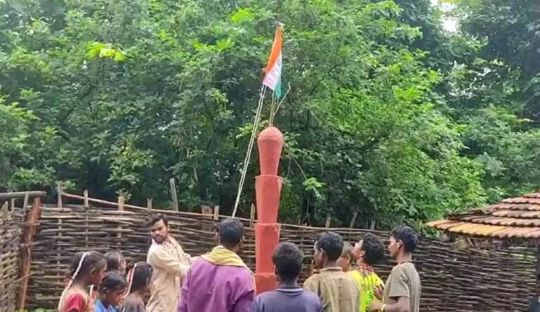 नक्सलियों का खौफनाक खेल: तिरंगा फहराने पर दी मौत की सजा, युवक की हत्या का पर्दाफाश