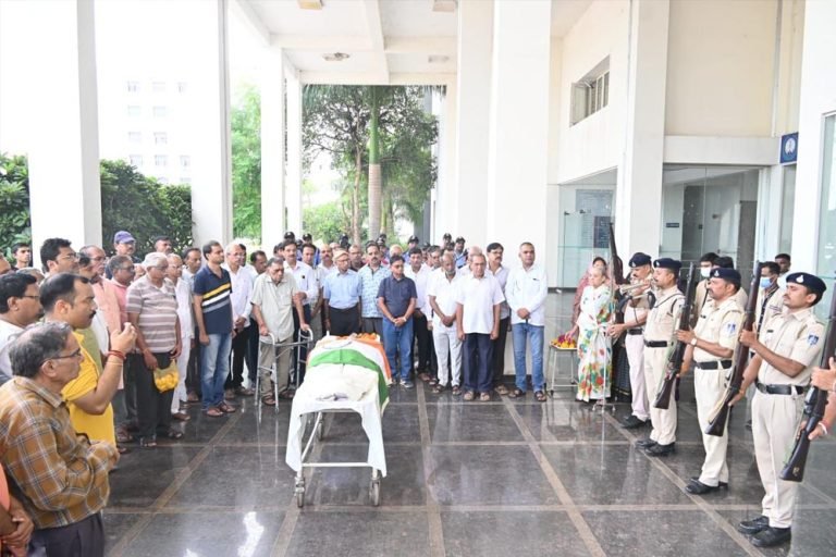 अरविंद की पार्थिव देह को गार्ड ऑफ़ ऑनर देकर दी गई विदाई