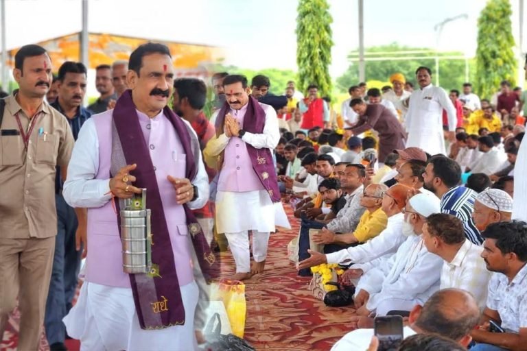 टिफिन पार्टी में नरोत्तम मिश्रा का संदेश: हार मानो नहीं, कांग्रेस पर करो सीधा अटैक