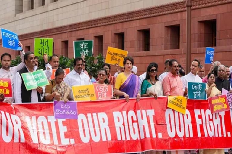 SIR पर बड़ा आंदोलन, 25 पार्टियों के 300 सांसद कर रहे मेगा मार्च