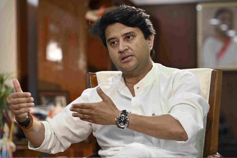 ज्योतिरादित्य सिंधिया का पलटवार: भारत डेड इकोनॉमी नहीं, विकास की राह पर