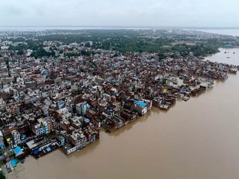 बाढ़ पीड़ितों की मसीहा बनी योगी सरकार, अब तक करीब सात लाख लोगाें को दी राहत