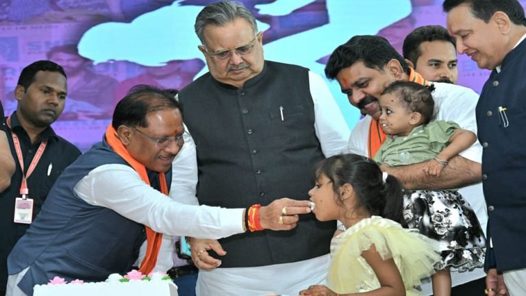 रायपुर में मुख्यमंत्री विष्णु देव साय को बस्तर के ‘गोंचा महापर्व’ का आमंत्रण, ‘तुपकी’ भेंट कर सम्मानित