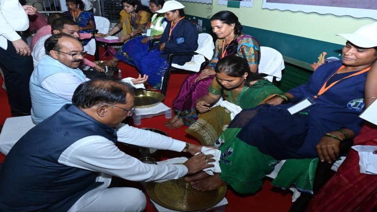 रायपुर में मुख्यमंत्री ने पैर पखारकर दिया सम्मान, स्वच्छता दीदियों की आंखें हुईं नम