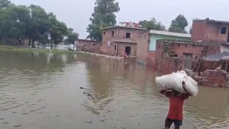 भारी बारिश से उत्तर प्रदेश में बाढ़ की स्थिति, 500 गांव प्रभावित, 15 जिलों में सतर्कता जारी