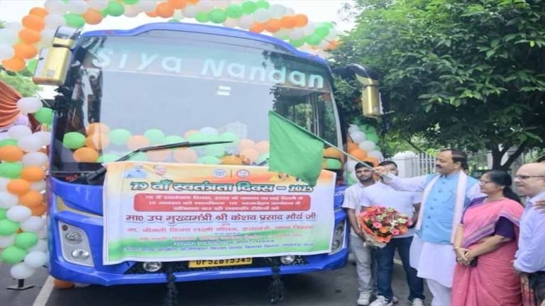 उप मुख्यमंत्री ने अपने कैम्प कार्यालय 7-  कालिदास मार्ग से हरी झण्डी दिखाकर बस से किया रवाना