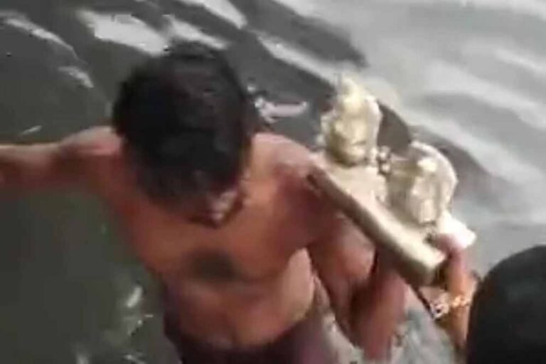 इंदौर :संजय सेतु के पास मंदिर में असामाजिक तत्वों का तांडव, मूर्तियाँ नदी में फेंकीं