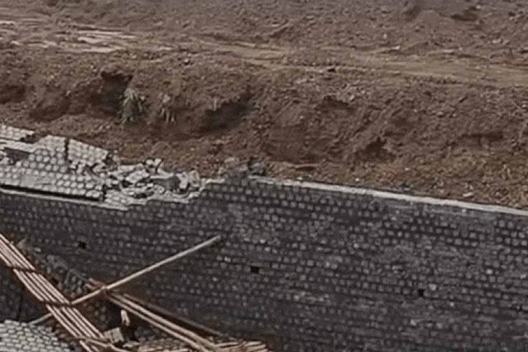 मलबे में दबे 3 लोग, इंदौर में बारिश के बाद बड़ा हादसा