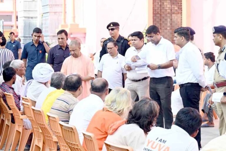 जनता दर्शन में सीएम योगी ने सुनीं 200 लोगों की समस्याएं, निस्तारण के लिए अफसरों को दिए निर्देश
