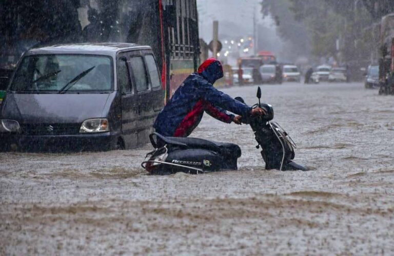 लगातार बारिश से बेहाल मुंबई, ट्रैफिक और ट्रैवल सेवाओं में भारी गड़बड़ी