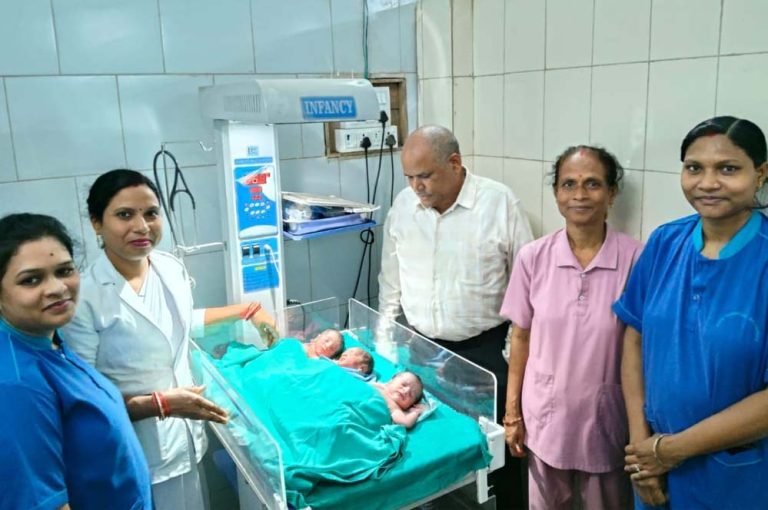 भाटापारा में महिला ने एक साथ तीन बच्चों को दिया जन्म, अस्पताल स्टाफ ने निभाई अहम भूमिका