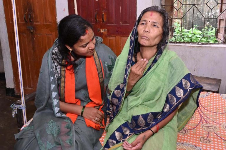मंत्री श्रीमती राजवाड़े ने दंतेवाड़ा में नशा मुक्ति केंद्र का किया निरीक्षण