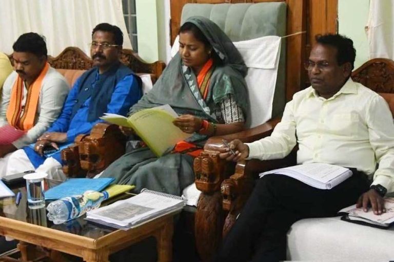 दंतेवाड़ा में महिला एवं बाल विकास विभाग के अधिकारियों की बैठक लेकर विभागीय योजनाओं की समीक्षा की