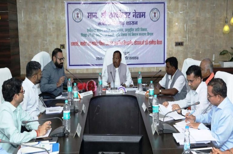 कृषि मंत्री ने तीन जिलों के अधिकारियों की बैठक लेकर कार्यों की समीक्षा की