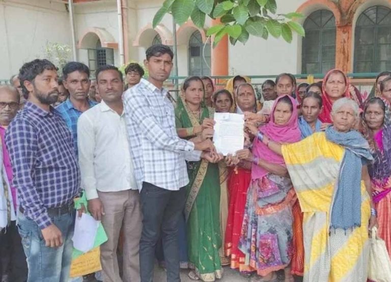 मनोरमा इंडस्ट्री को जमीन देने के खिलाफ सैकड़ों ग्रामीणों का प्रदर्शन, कलेक्ट्रेट पहुंच कर जताया विरोध