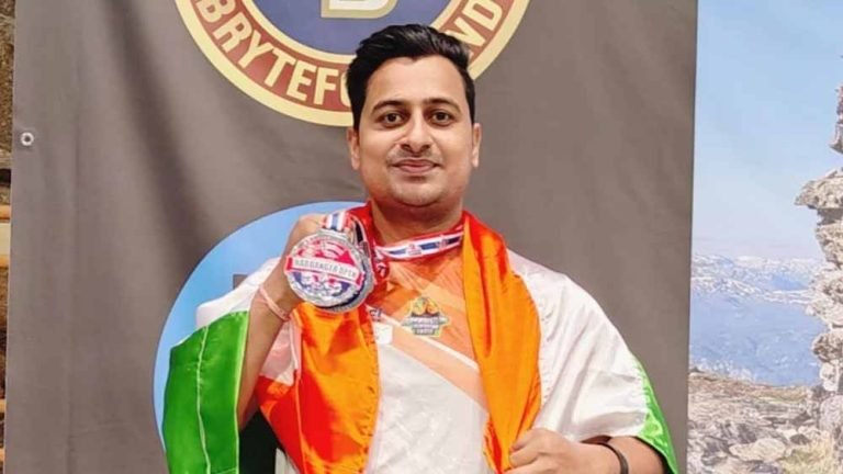 अंतरराष्ट्रीय आर्म रेसलर श्रीमंत झा ने रचा इतिहास, प्रो पंजा लीग में मिला चयन