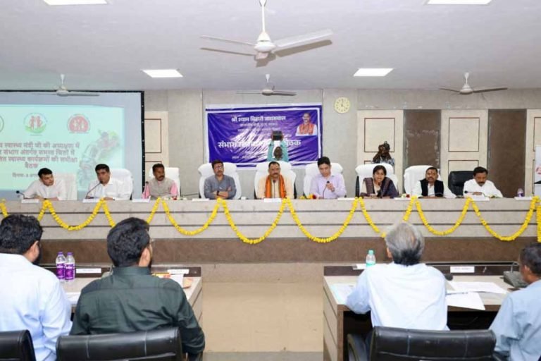 केन्द्र और राज्य के स्वास्थ्य कार्यक्रमों को मिशन मोड में लागू कर स्वास्थ्य संबंधित गुणवत्ता सेवा में जिलों को अग्रणी बनाएं :  जायसवाल