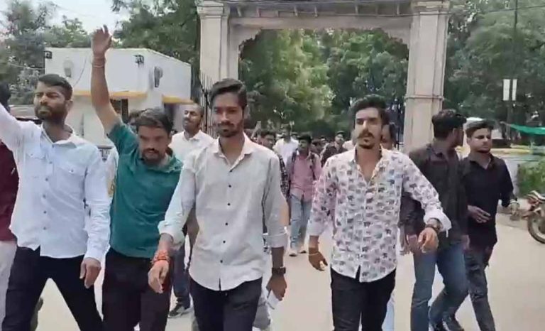 परीक्षा निरस्तीकरण को लेकर एनएसयूआई और एबीवीपी आमने-सामने, कॉलेज में हंगामा