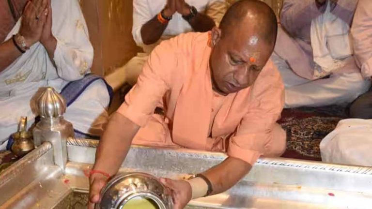 काशी विश्वनाथ के दर्शन के बाद सीएम योगी का दौरा, बाढ़ प्रभावित इलाकों का हवाई निरीक्षण आज