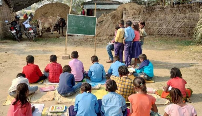 स्कूल या संघर्ष? बारिश में शिक्षा के लिए जूझते नन्हे भविष्य