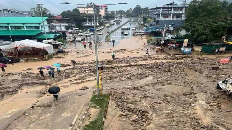 बाढ़ और मलबे ने हिमाचल में मचाई त्रासदी, कई घर और वाहन प्रभावित