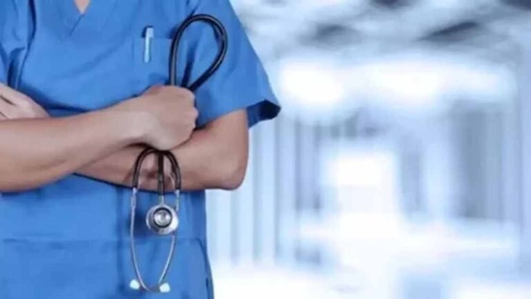 प्रदेश में स्वास्थ्य संकट गहराया, एनएचएम कर्मचारी बेमियादी हड़ताल पर