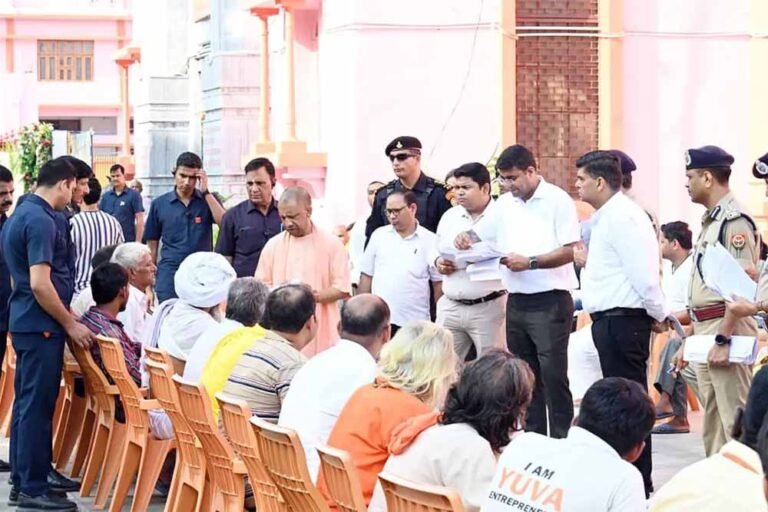 जनता दर्शन : दबंगों पर कसेगा शिकंजा, सीएम योगी बोले – गरीबों की जमीन हर हाल में लौटे
