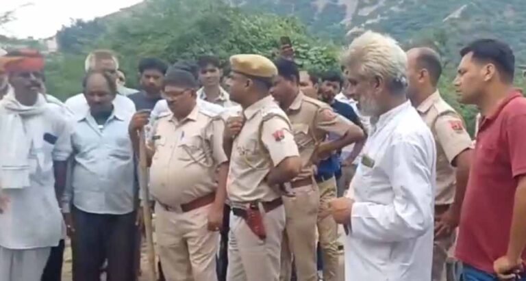 लड़की की तलाश में ढिलाई से नाराज़ ग्रामीणों का प्रदर्शन, पुलिस के खिलाफ नारेबाजी