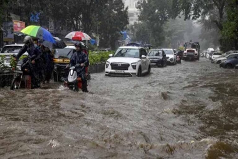 मुंबई में मूसलाधार बारिश, बीएमसी सतर्क; हेल्पलाइन नंबर जनता के लिए जारी