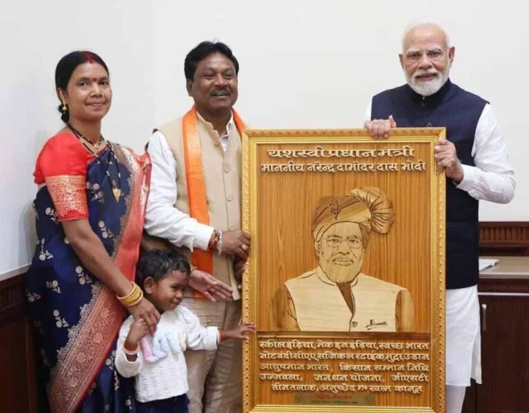 प्रधानमंत्री मोदी से मिले महेश कश्यप, बस्तर के सांस्कृतिक उत्सव में आने का अनुरोध