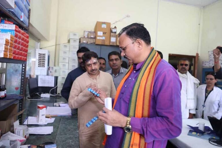 स्वास्थ्य मंत्री श्याम बिहारी जायसवाल का जेवरा पीएचसी पर आकस्मिक निरीक्षण, खामियों पर जताई सख़्ती