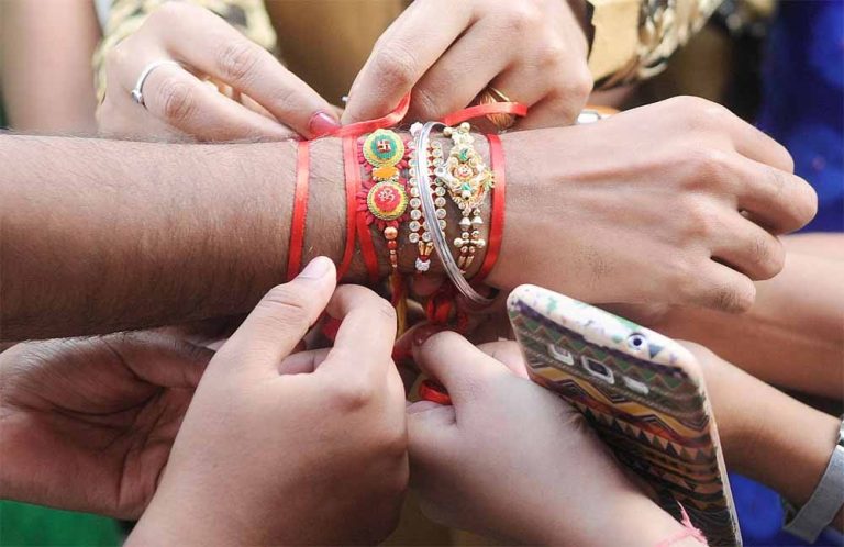 क्या करें पुरानी राखी का? जानिए धार्मिक मान्यताएं और सही तरीका