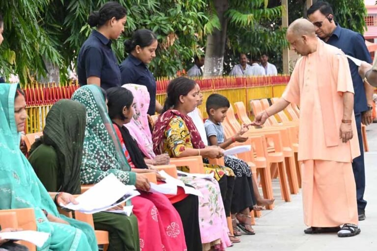 जनता दर्शन में मुख्यमंत्री योगी आदित्यनाथ ने सुनीं 200 लोगों की समस्याएं