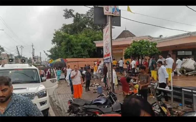 वायरल वीडियो: लुंगी में नजर आए SDM, अतिक्रमणकारियों पर जमाया रौब