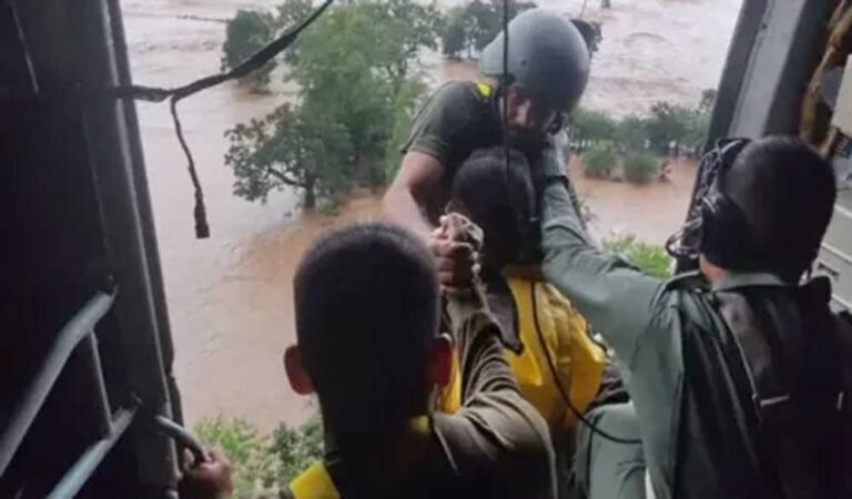 लगातार मूसलाधार बारिश से बस्तर बेहाल, SDRF-वायुसेना कर रही रेस्क्यू