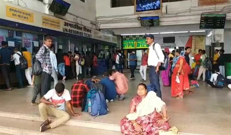 काउंटर पर लगी लंबी कतारें, टीटीई गायब होने से यात्रियों को भारी परेशानी