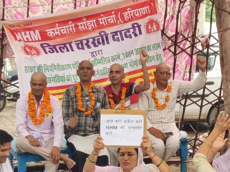 सरकार से नाराज NHM स्टाफ, सिर मुंडवाकर जताया आक्रोश